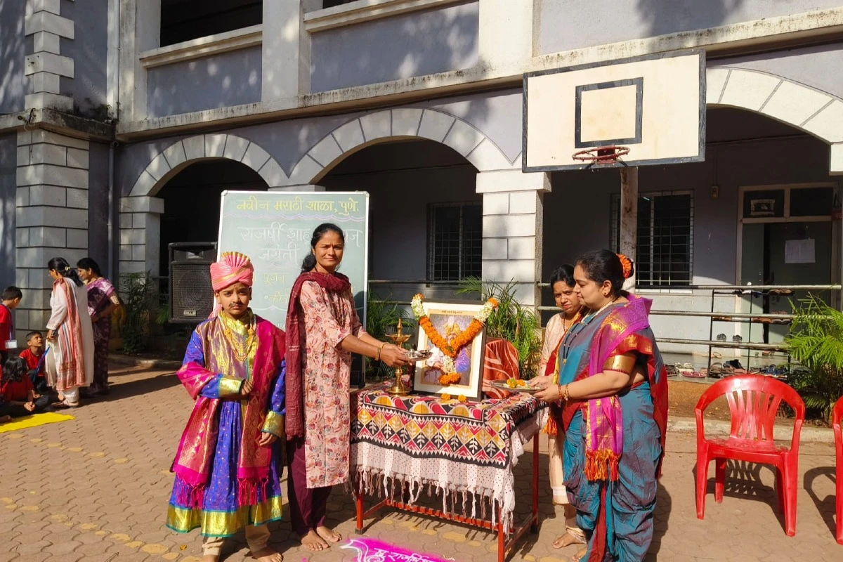 नवीन मराठी शाळेत सामाजिक न्यायदिनानिमित्त कीर्तनातून शाहू महाराजांच्या विचारांचे प्रबोधन